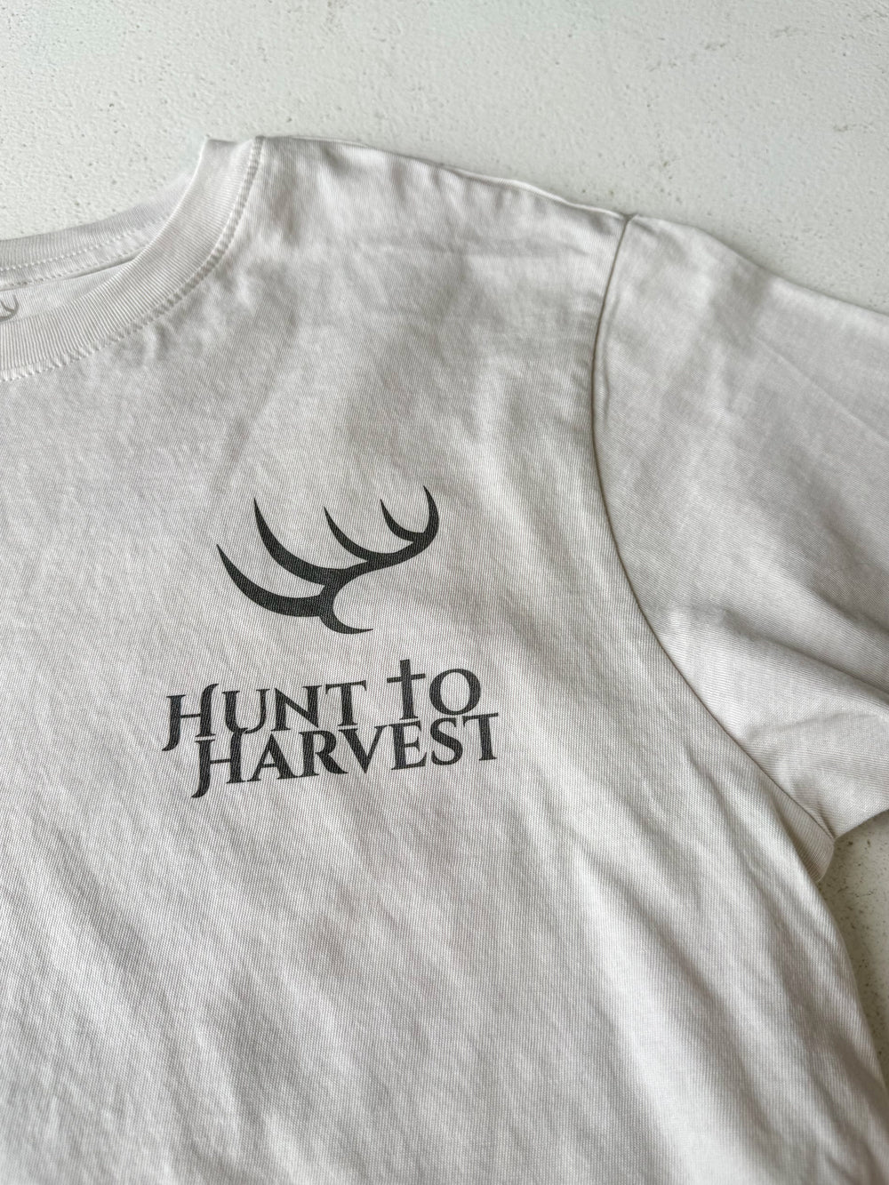 Hunt To Harvest | Deer Badge Tee - Moonbeam