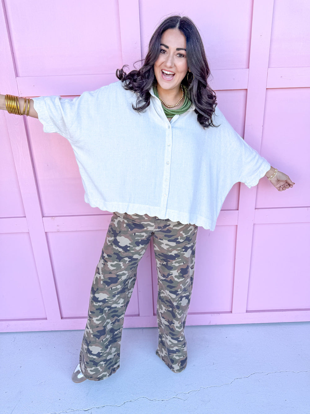 Jincy's Women's Boutique Duck & Camo Plus Size oatmeal scalloped hem button front