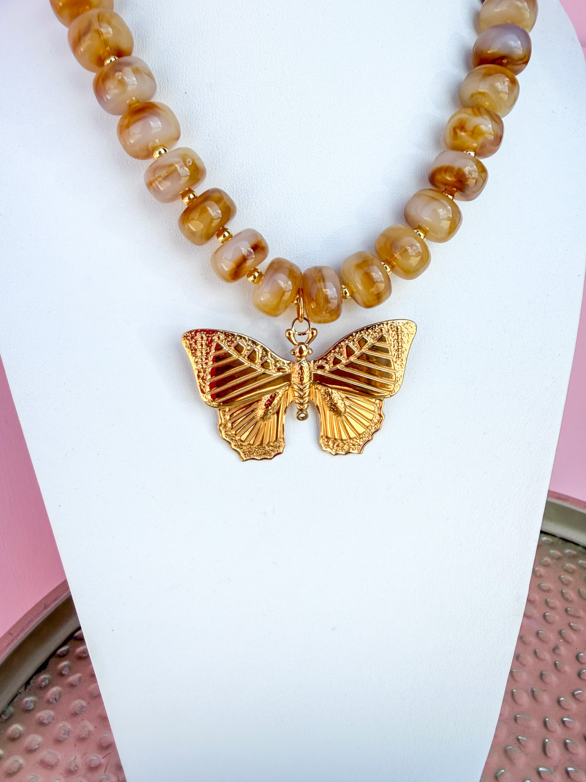 LOVE LEMON LANE | Classic Beaded Necklace - 15mm - Camel - Butterfly