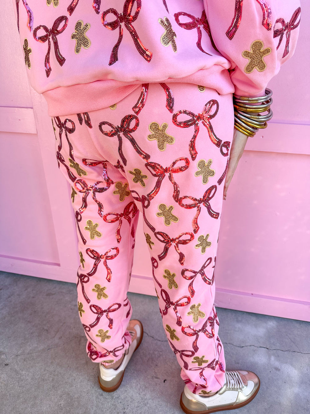 QUEEN OF SPARKLES | Light Pink Gingerbread Men & Bows Joggers