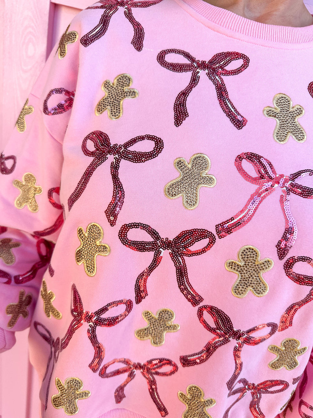 QUEEN OF SPARKLES | Light Pink Gingerbread Men & Bows Sweatshirt